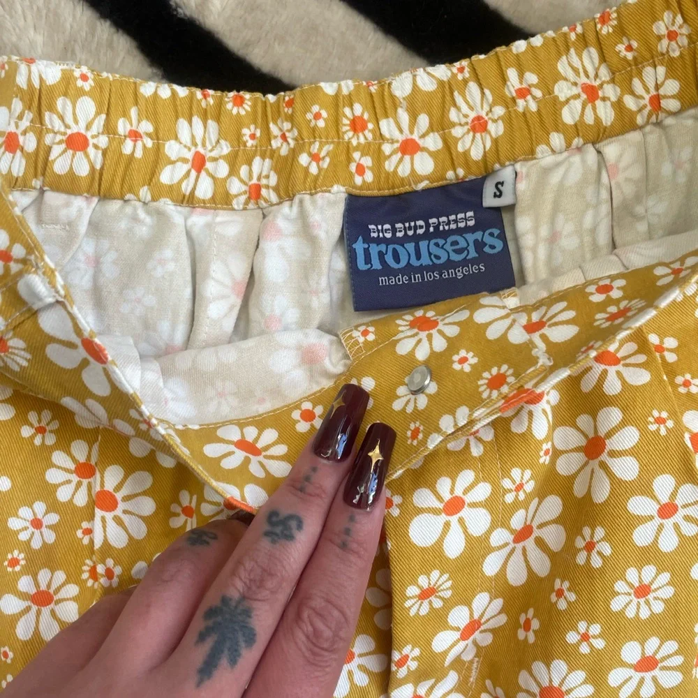 Big bud press flower graphic pants NWOT - Picture 3 of 4